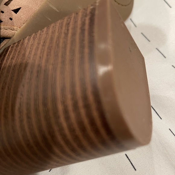 Size 9.5 Women’s sandal.  Gently used. - Picture 2 of 7